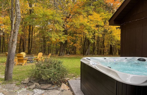 Lakeville House | Lakeside Home Hot Tub + Heated Pool on Private 5 Acres