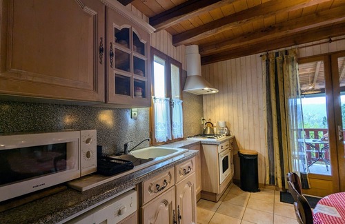 Saint-Plantaire Cottage | Lakeside house with enclosed garden and private parking, pets allowed