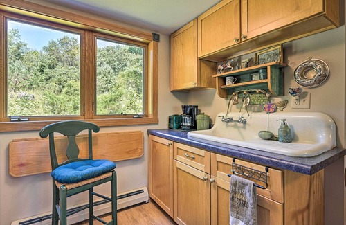 Iola Cottage | Lakeside Iola Hideaway: Stunning Nature Views