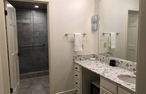 Center Cabin | Lakeside Lodge - Luxury Destination in East Texas
