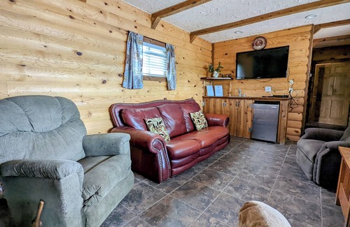Mammoth Creek Cabin | Lakeside lodging, fishing and recreation.