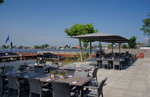 Oud-Loosdrecht Hotel | Lakeside Lodging with Bike Rentals, Canoe Launch and Gourmet Restaurant