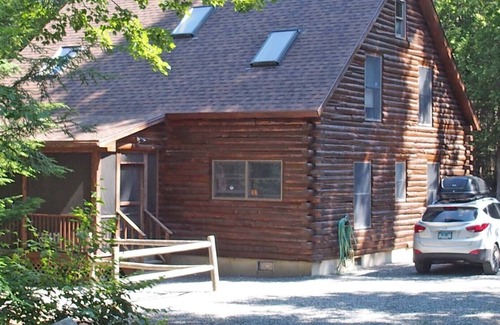Sullivan Cabin | Lakeside Log Cabin - 4 Bedrooms. Sleeps 10.