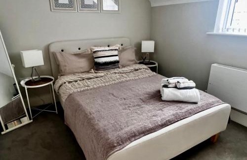 Reading Bed & Breakfast | Lakeside LUX bedroom with parking, M4 Jct 11, next to train station