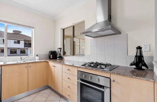 Cairns North Apartment | Lakeside Luxe Retreat - Pool View, BBQ,Spa Bath