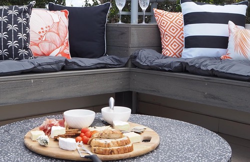 The Entrance Apartment | Lakeside Luxury - 2 Level Penthouse Apartment with Expansive Rooftop Terrace