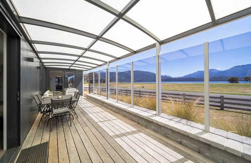 Te Anau House | Lakeside Luxury – Spacious 4BR Retreat Across from the Lake with Stunning Views