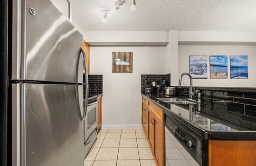 East Kootenay Apartment | Lakeside Memories | Pool | Hot Tub | Central