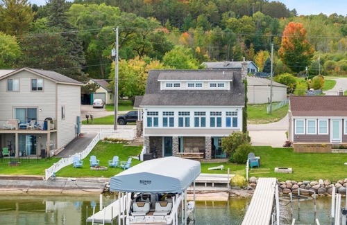 East Jordan House | Lakeside, New Large Dock & Mooring Ball. On beautiful Lake Charlevoix 🥂