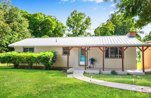 McQueeney House | Lakeside Oasis ~ Pet Friendly ~ Pool Table ~ Sleeps 7 ~ Mcqueeney Texas