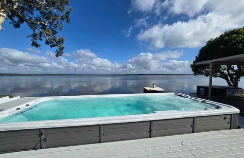 Toukley House | Lakeside Paradise - Absolute Waterfront Entire home in Toukley, Australia