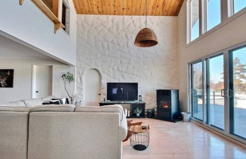Mauricie House | Lakeside & Private Beach