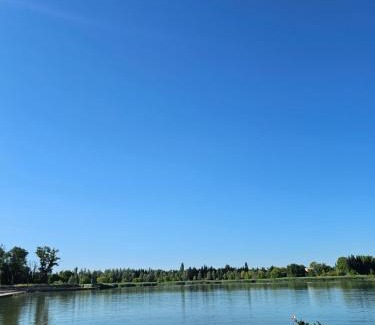 Monteux Apartment | Lakeside Provence - Appartement classé 4 étoiles, Vue sur le lac, Parking sous-sol, double clim