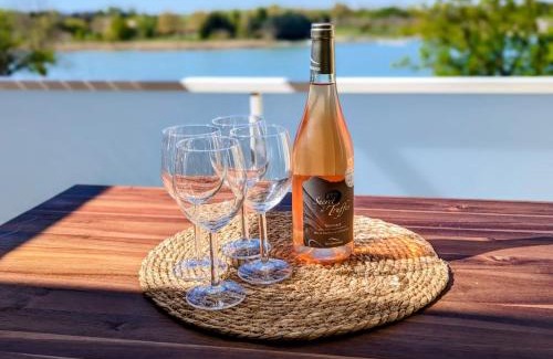 Monteux Apartment | Lakeside Provence - Appartement classé 4 étoiles, Vue sur le lac, Parking sous-sol, double clim
