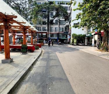 Ngoc Khanh Apartment | Lakeside Quiet & Luxury Suite with Bathtub & Open view