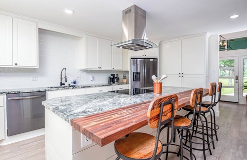 Denison House | Lakeside Retreat – 6BR, Huge Backyard, Private Sandy Beach Access!