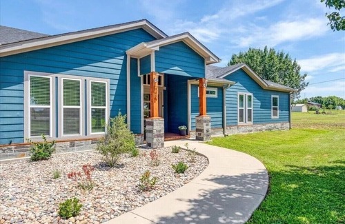Denison House | Lakeside Retreat – 6BR, Huge Backyard, Private Sandy Beach Access!