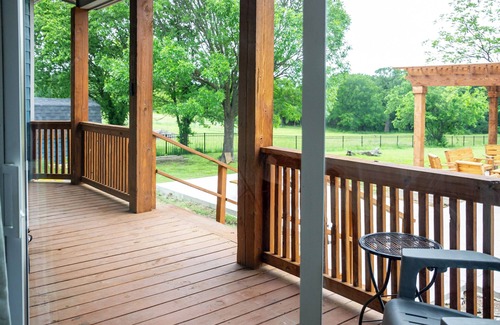 Denison House | Lakeside Retreat – 6BR, Huge Backyard, Private Sandy Beach Access!