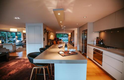 Wanaka House | Lakeside Road - Sleeps 8 - Lake Views - Lake Front
