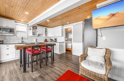 Central Okanagan Apartment | Lakeside Serenity Retreat #10