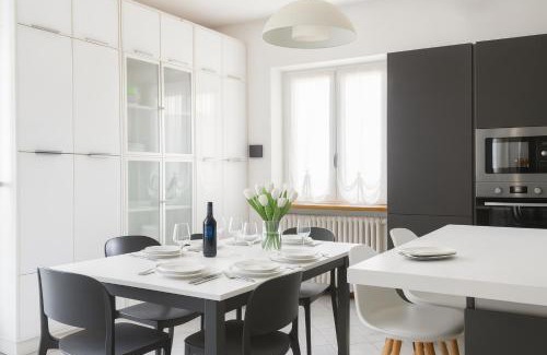 Paratico Apartment | LAKESIDE SERENITY ESCAPE - Free Wi-Fi and Private Parking Included