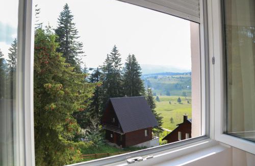Zabljak Apartment | Lakeside Serenity