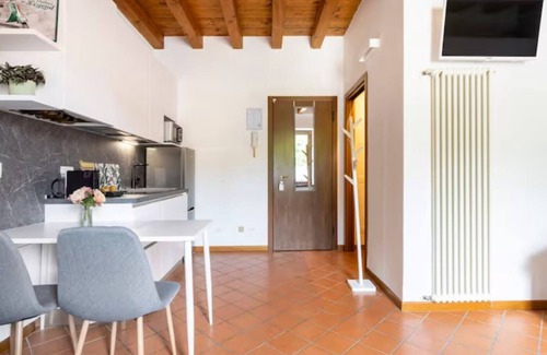 Pacengo Apartment | Lakeside studio: the perfect place for a romantic getaway or family vacation