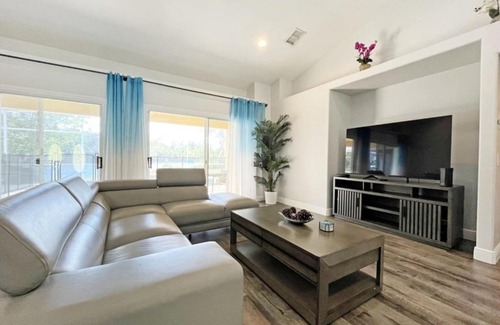 Thousand Oaks House | Lakeside Sunset suite