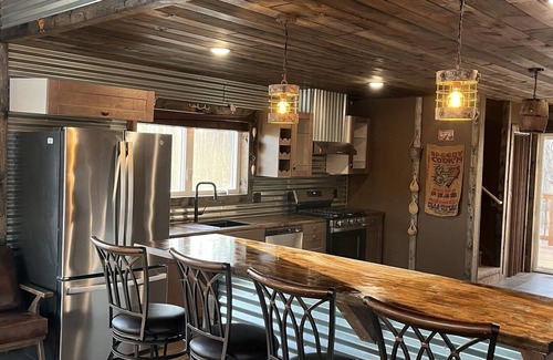 Grandy Cabin | Lakeside Treehouse Cabin sleeps 6+Hot Tub+Cold Tub