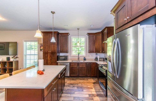 Harlem House | Lakeside Villa Retreat 5-Bedroom Oasis with 6 TVs, 3-Acres of Waterfront, Fishin