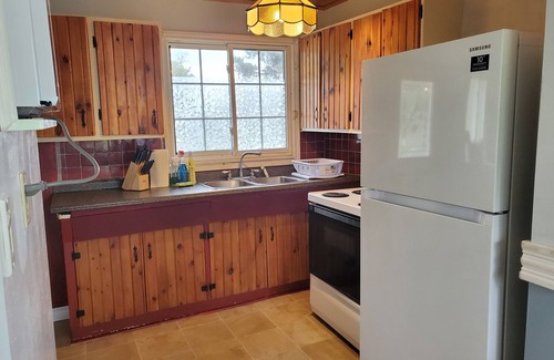 Lindsay House | Lakeview 2BR for 5 People with Sandy Beach Park for Fishing,/Swimming/Boating