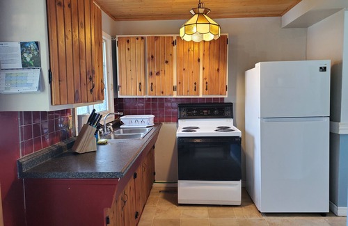 Lindsay House | Lakeview 2BR for 5 People with Sandy Beach Park for Fishing,/Swimming/Boating