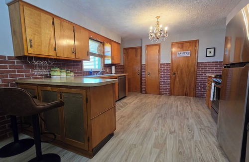 Lorain House | Lakeview Beach BungalownLighthouse/3 Beds/Game Room/PetsnEntry Ramp available