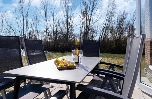 Municipality of Nissewaard House | Lakeview corner holiday home with lots of privacy