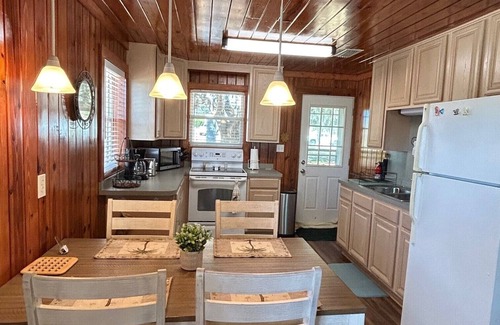 Babson Park Cottage | Lakeview Cottage Escape. Close to BOK Tower Gardens, Legoland and Disney