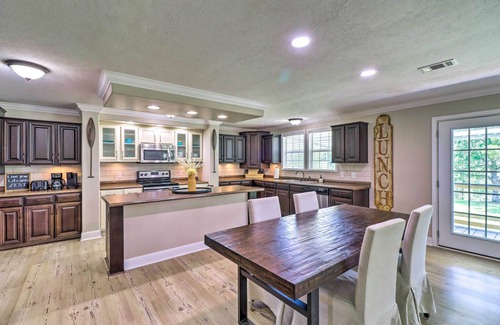 Edgemont House | Lakeview Edgemont Escape w/Fire Pit + Grill!
