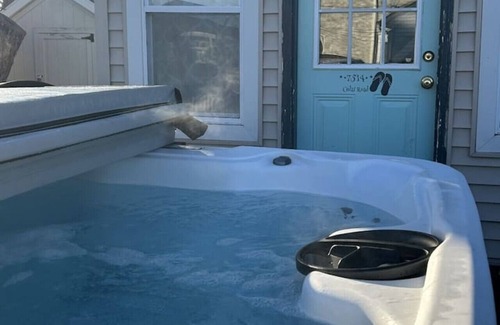Jeddo House | LakeView Getaway: Lake views & hot tub!