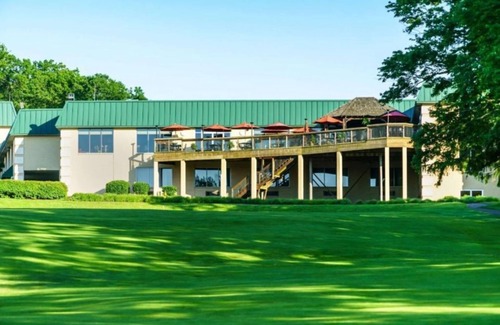 Cheat Lake Hotel | Lakeview Golf Resort Hotel Elegant 1BR Suite