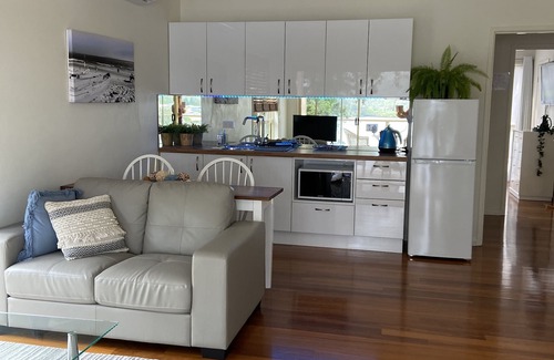 Upper Coomera Apartment | Lakeview Haven at the base of Mt Tambourine