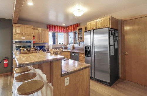 Ridgewood House | Lakeview Hideaway 3BDR for 8 w Private Hot Tub
