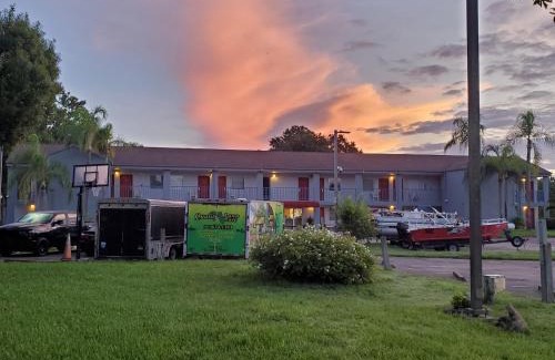 Taylor Creek Hotel | Lakeview Inn & Suites Okeechobee