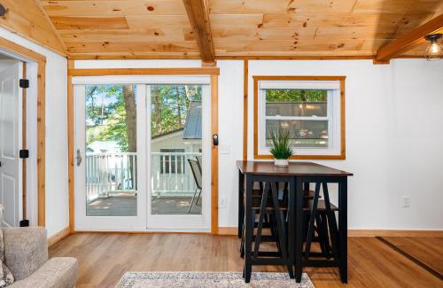 Mayfield House | Lakeview King Suite-Arbutus-Boat Docks