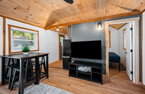 Mayfield House | Lakeview King Suite-Arbutus-Boat Docks