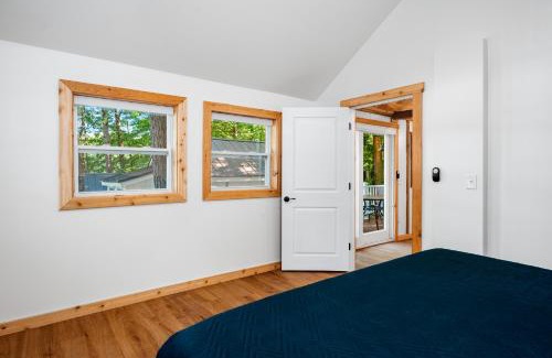 Mayfield House | Lakeview King Suite-Arbutus-Boat Docks