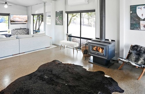 Mountain Bay Cabin | Lakeview Lodge - Executive family accommodation close to Lake Eildon.