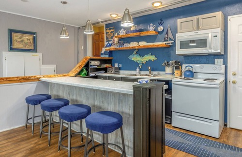 Escanaba Apartment | Lakeview Lodge