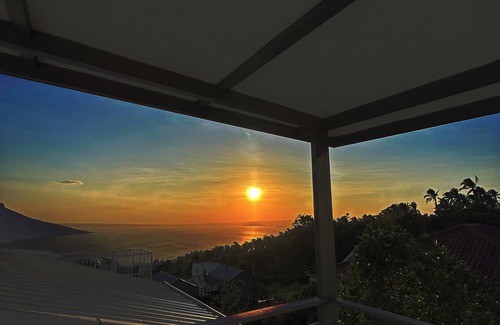 Mataas Na Kahoy House | Lakeview Loft with Sunset Deck