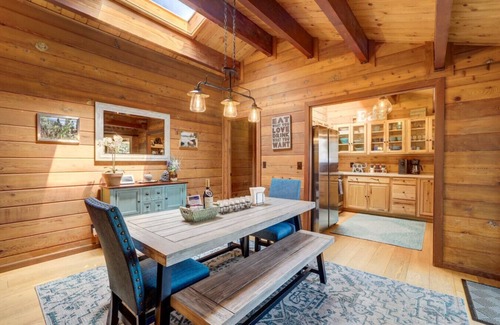 Lincoln Park House | Lakeview Mountain Escape | Hot Tub-Deck-Sleeps 10