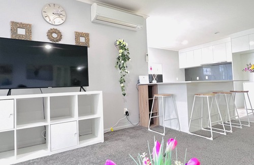 Rotorua Villa | Lakeview Mountain-view 3BR Home close to Rotorua Centre