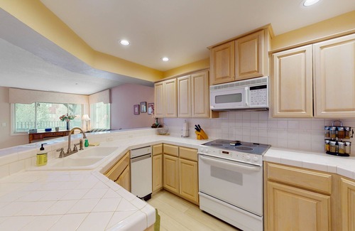 Coeur d'Alene Condo | Lakeview vacation condo w/private W/D & access to dock & close to public beach